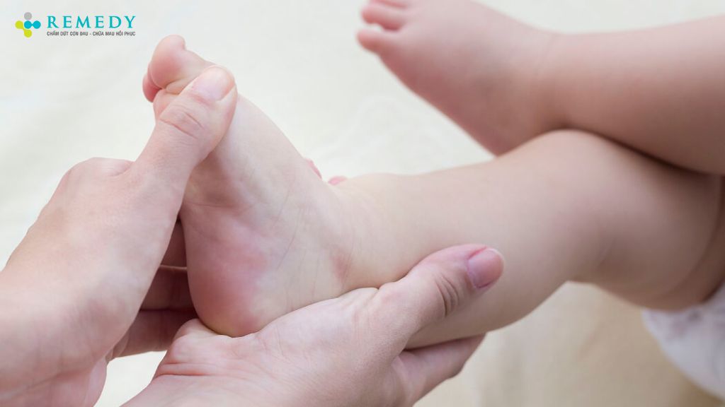 Trẻ em mắc bàn chân dẹt sẽ trở nên nghiêm trọng nếu không điều trị kịp thời