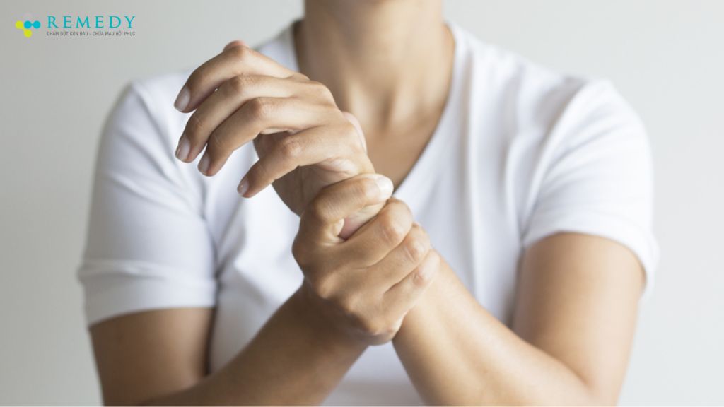 Chân tay nhức mỏi, đau buốt là một trong những triệu chứng của gai cột sống