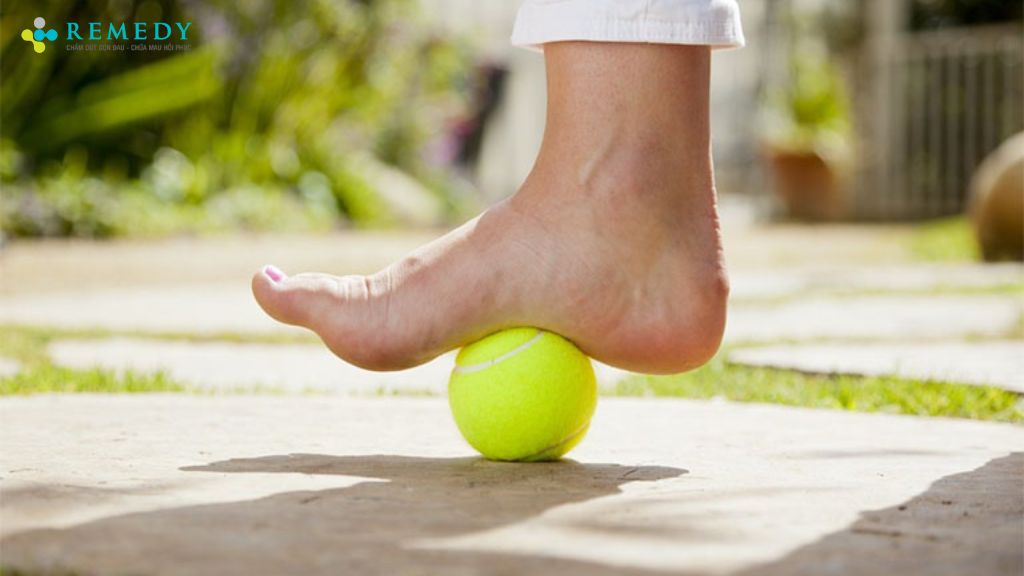 Massage chân bằng quả bóng
